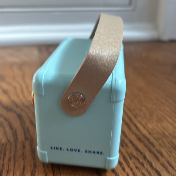 New in Box Small Retro Bluetooth Speaker - Picture 2 of 8